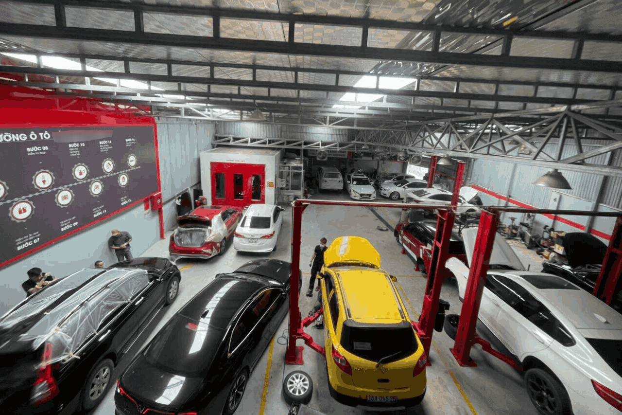 Các gara chăm sóc ô tô thường rơi vào tình trạng kín khách mỗi dịp giáp Tết Nguyên đán.