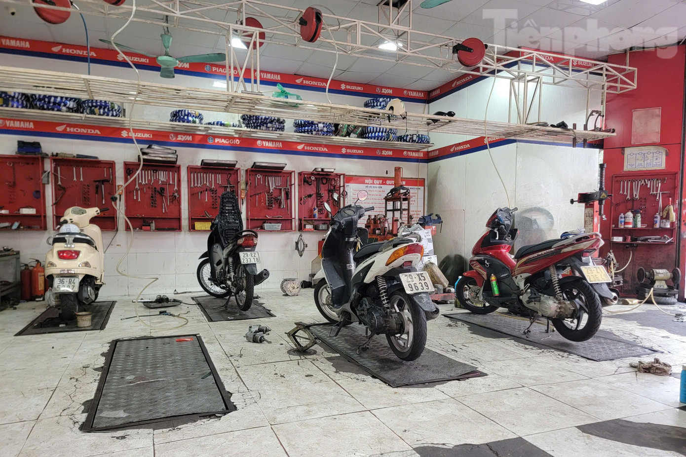 Lượng khách hàng tìm đến các dịch vụ sửa chữa, bảo dưỡng xe máy trước Tết tăng cao.