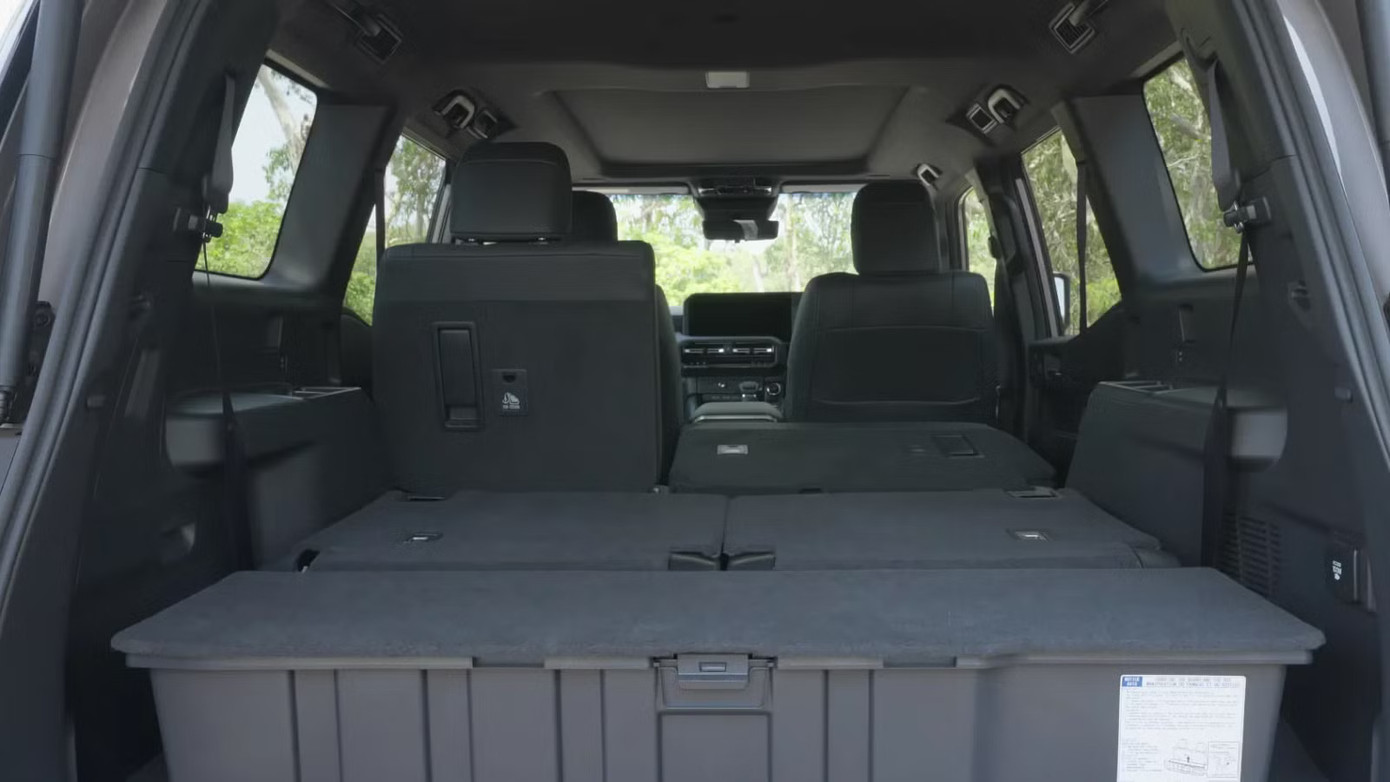 So sánh khoang hành lý của Toyota Prado bản 7 chỗ với bản 5 chỗ. Ảnh: Drive