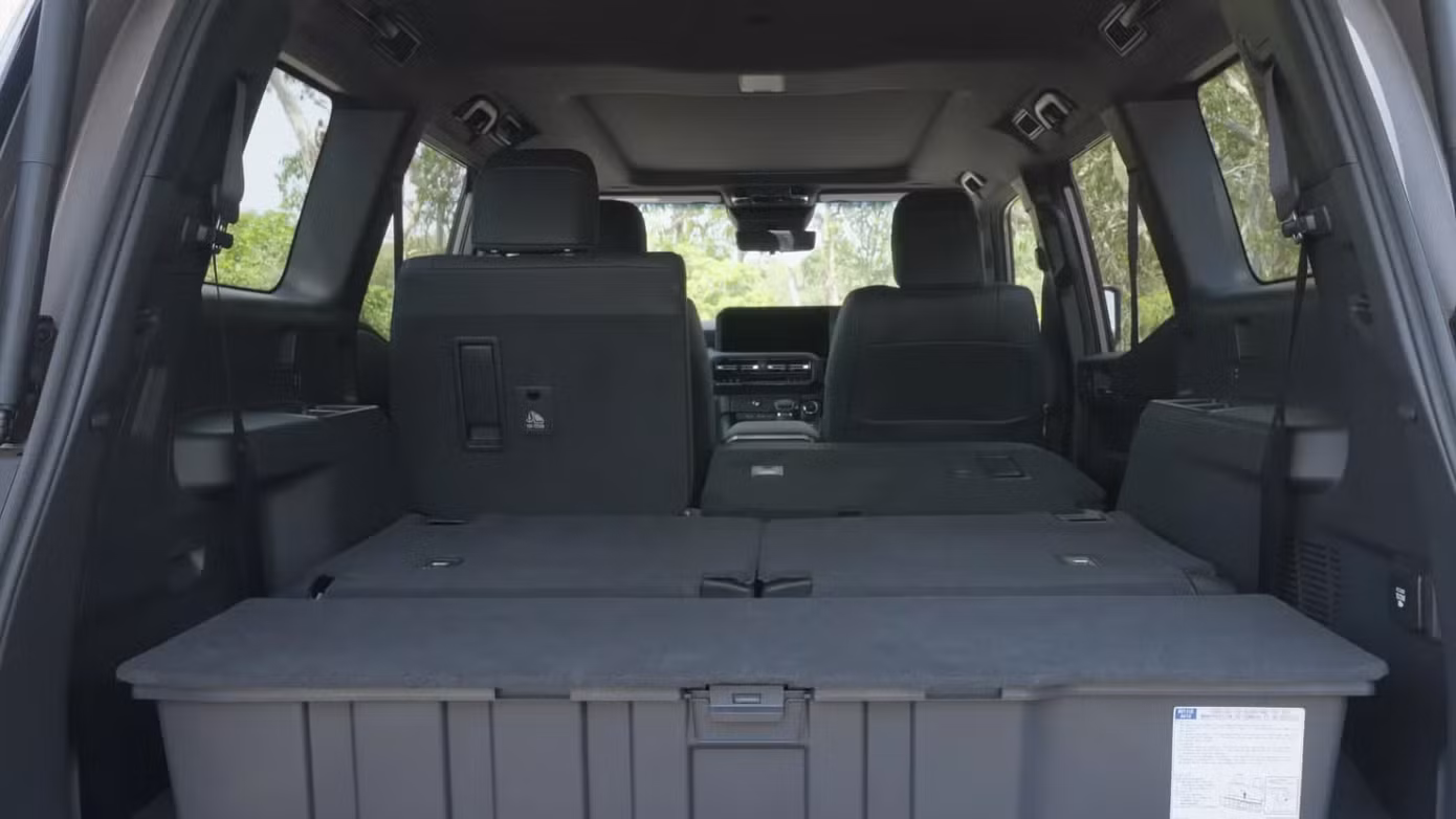 So sánh khoang hành lý của Toyota Prado bản 7 chỗ với bản 5 chỗ. Ảnh: Drive So sánh khoang hành lý của Toyota Prado bản 7 chỗ với bản 5 chỗ. Ảnh: Drive