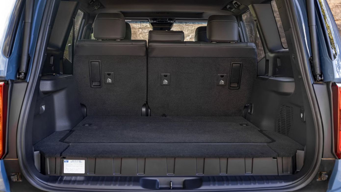 So sánh khoang hành lý của Toyota Prado bản 7 chỗ với bản 5 chỗ. Ảnh: Drive