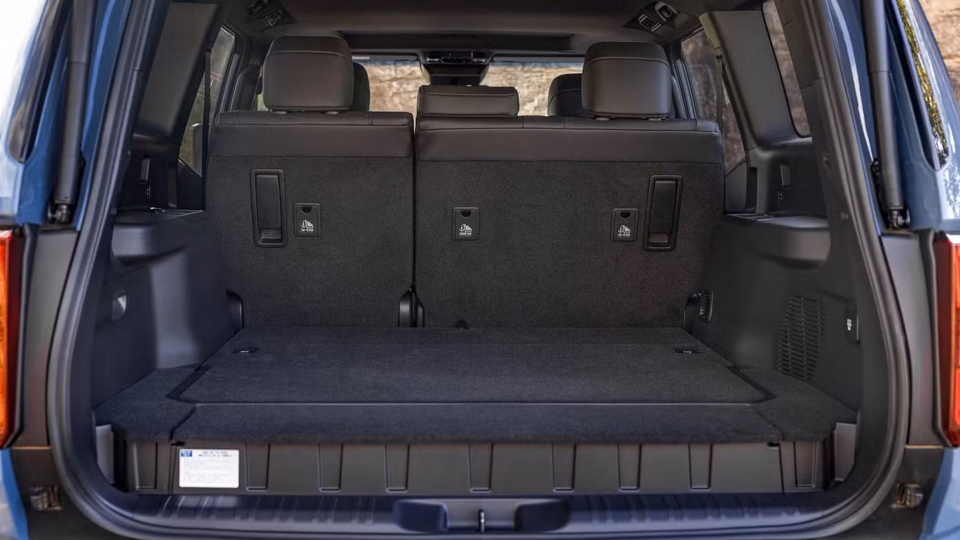 So sánh khoang hành lý của Toyota Prado bản 7 chỗ với bản 5 chỗ. Ảnh: Drive So sánh khoang hành lý của Toyota Prado bản 7 chỗ với bản 5 chỗ. Ảnh: Drive