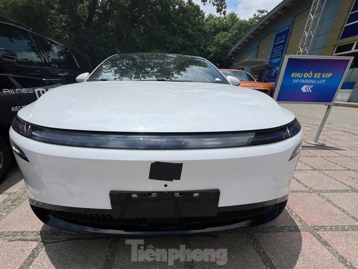 Các logo thương hiệu Nissan trên xe đều được bịt kín. Các logo thương hiệu Nissan trên xe đều được bịt kín.