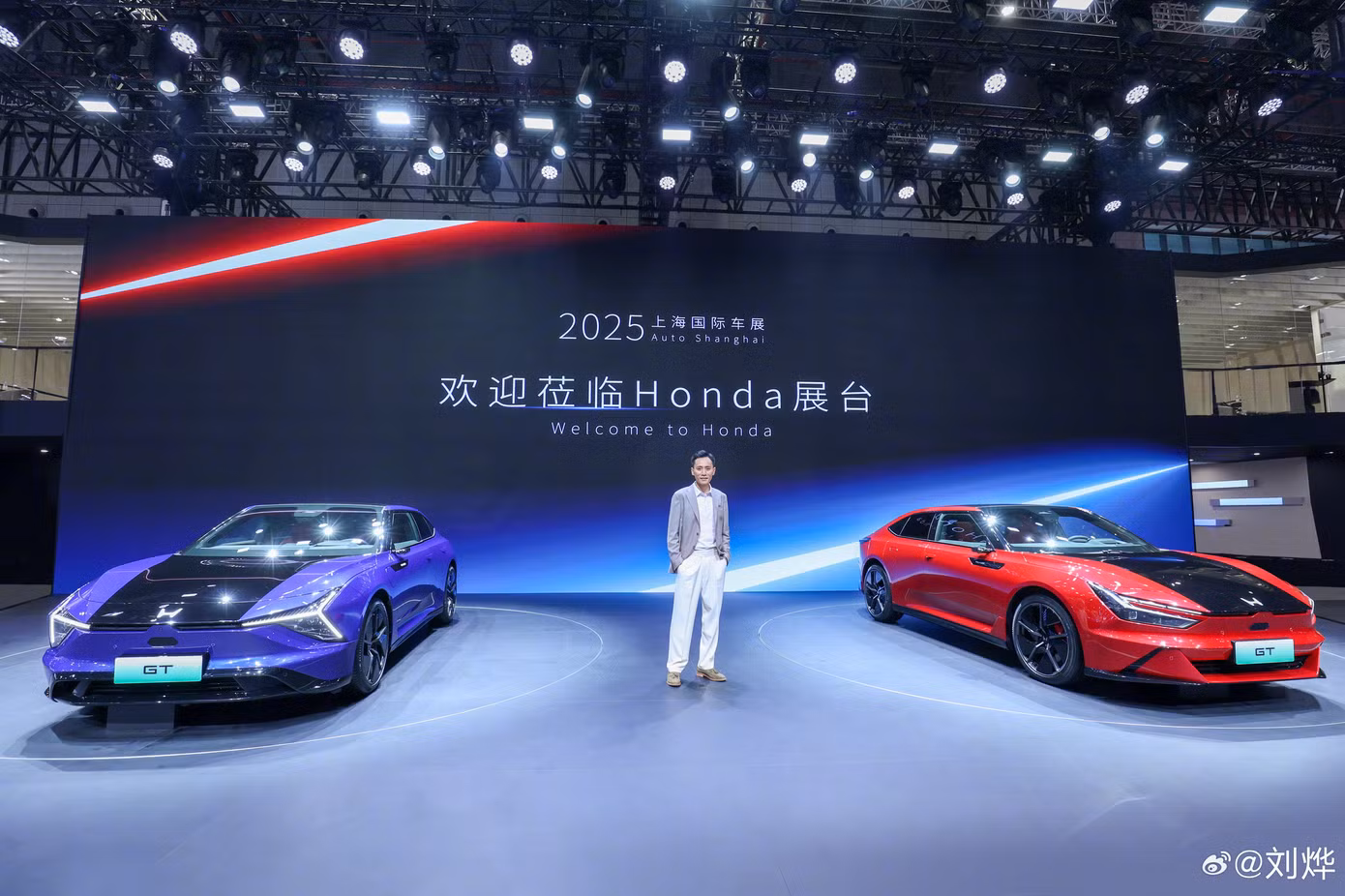 Cặp xe điện song sinh Honda GT đươc giới thiệu tại Triển lãm Ô tô Thượng Hải 2025.