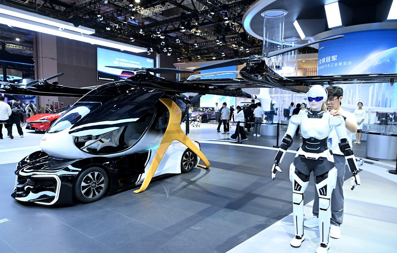 Hai mẫu ô tô bay khác đến từ thương hiệu Hongqi và Chery.