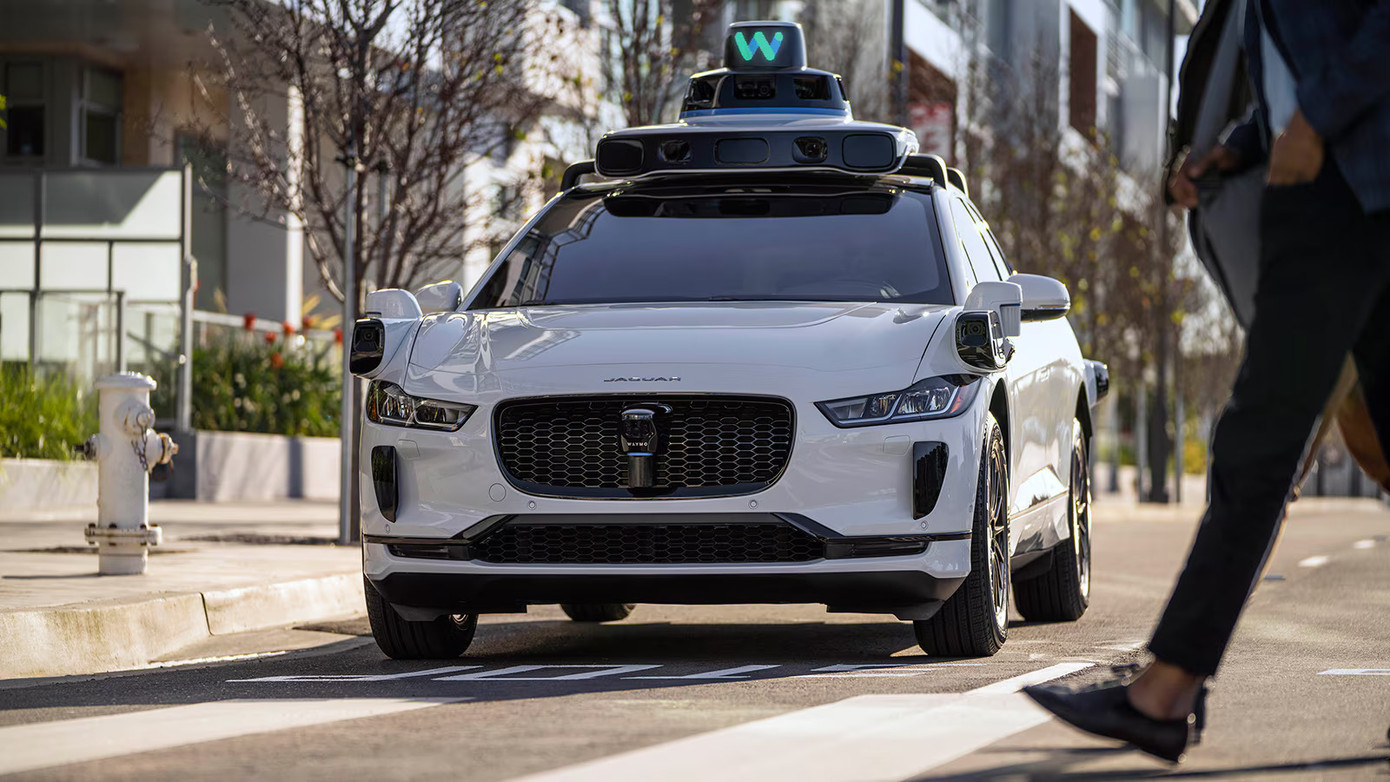 Mẫu Jaguar I-Pace được Waymo trang bị hàng loạt camera và cảm biến hiện đại để có thể vận hành không người lái.