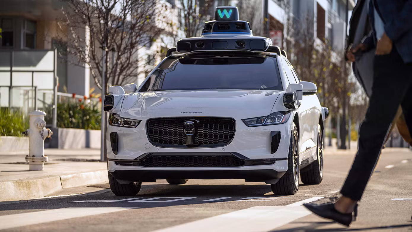 Mẫu Jaguar I-Pace được Waymo trang bị hàng loạt camera và cảm biến hiện đại để có thể vận hành không người lái. Mẫu Jaguar I-Pace được Waymo trang bị hàng loạt camera và cảm biến hiện đại để có thể vận hành không người lái.