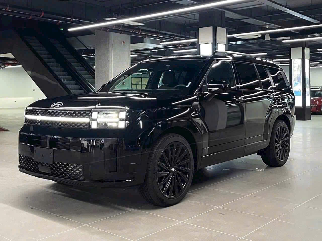 Hyundai Santa Fe sản xuất năm 2024 là một trong những mẫu xe được giảm giá mạnh thời gian qua.