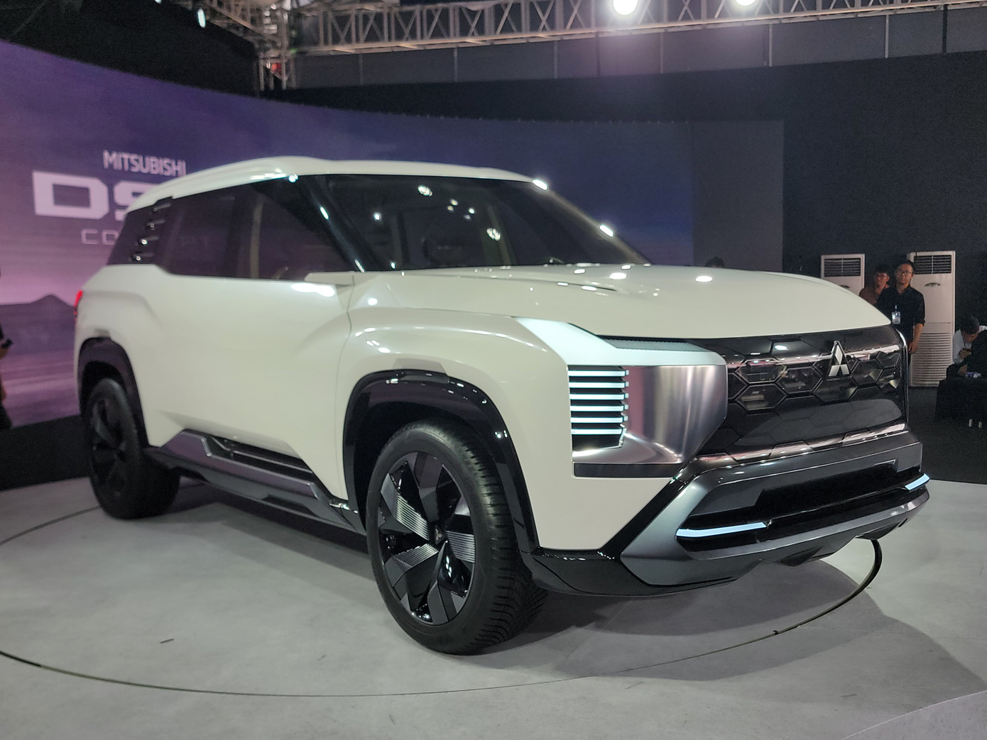 Mitsubishi DST Concept được trưng bày tại Hà Nội hôm 6/6. Mitsubishi DST Concept được trưng bày tại Hà Nội hôm 6/6.