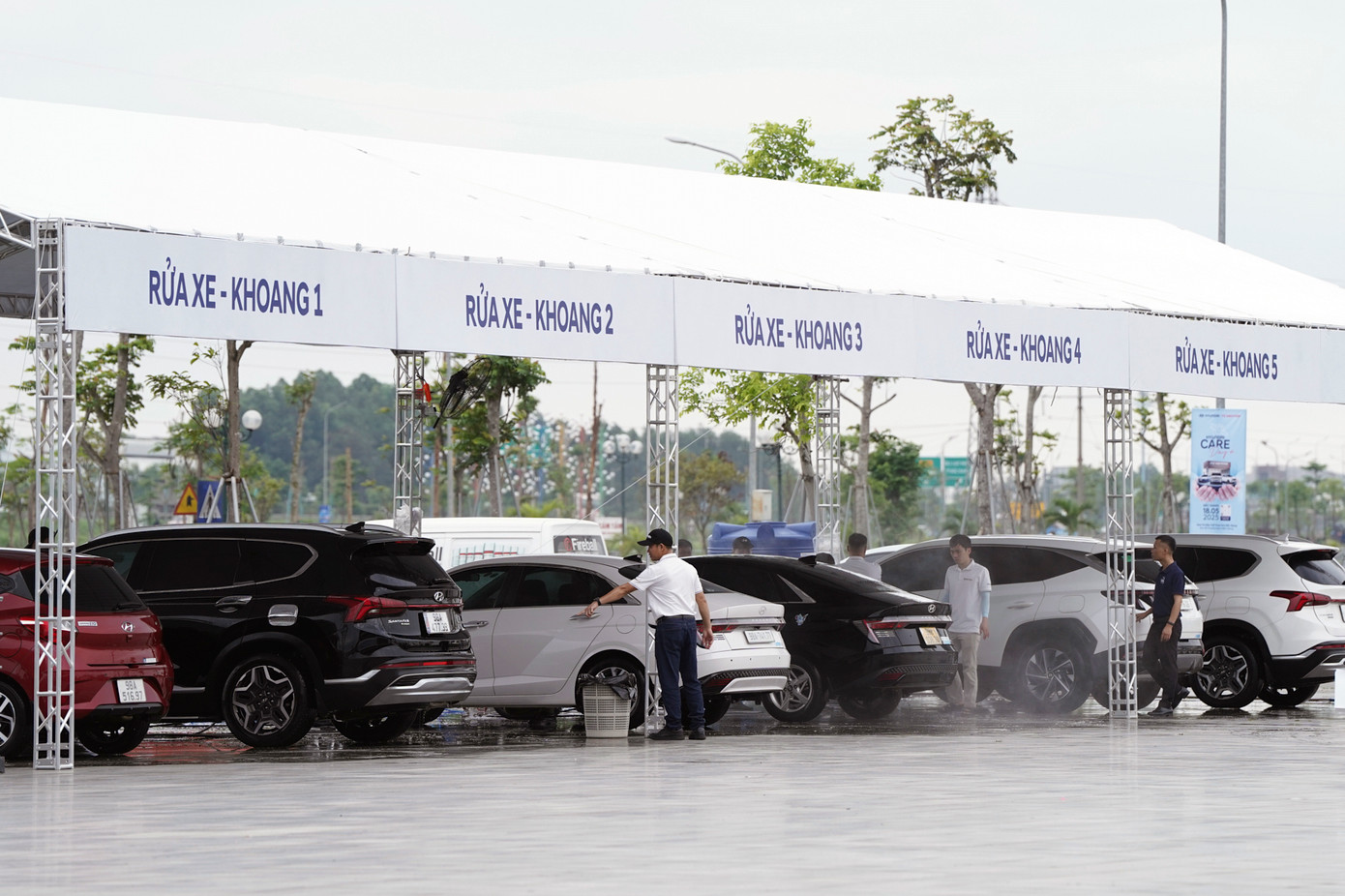 Xe của khách hàng Hyundai trong khu vực kiểm tra, được chăm sóc kỹ càng bởi đội ngũ kỹ thuật viên. Ảnh: HTV Xe của khách hàng Hyundai trong khu vực kiểm tra, được chăm sóc kỹ càng bởi đội ngũ kỹ thuật viên. Ảnh: HTV