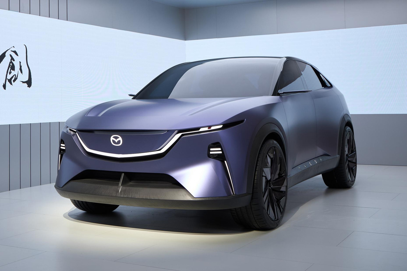 Mazda EZ-60 là phiên bản thương mại phát triển từ concept Arata. Mazda EZ-60 là phiên bản thương mại phát triển từ concept Arata.