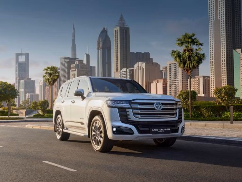 Đây cũng là lần đầu tiên dòng Land Cruiser LC300 được trang bị hệ truyền động hybrid.