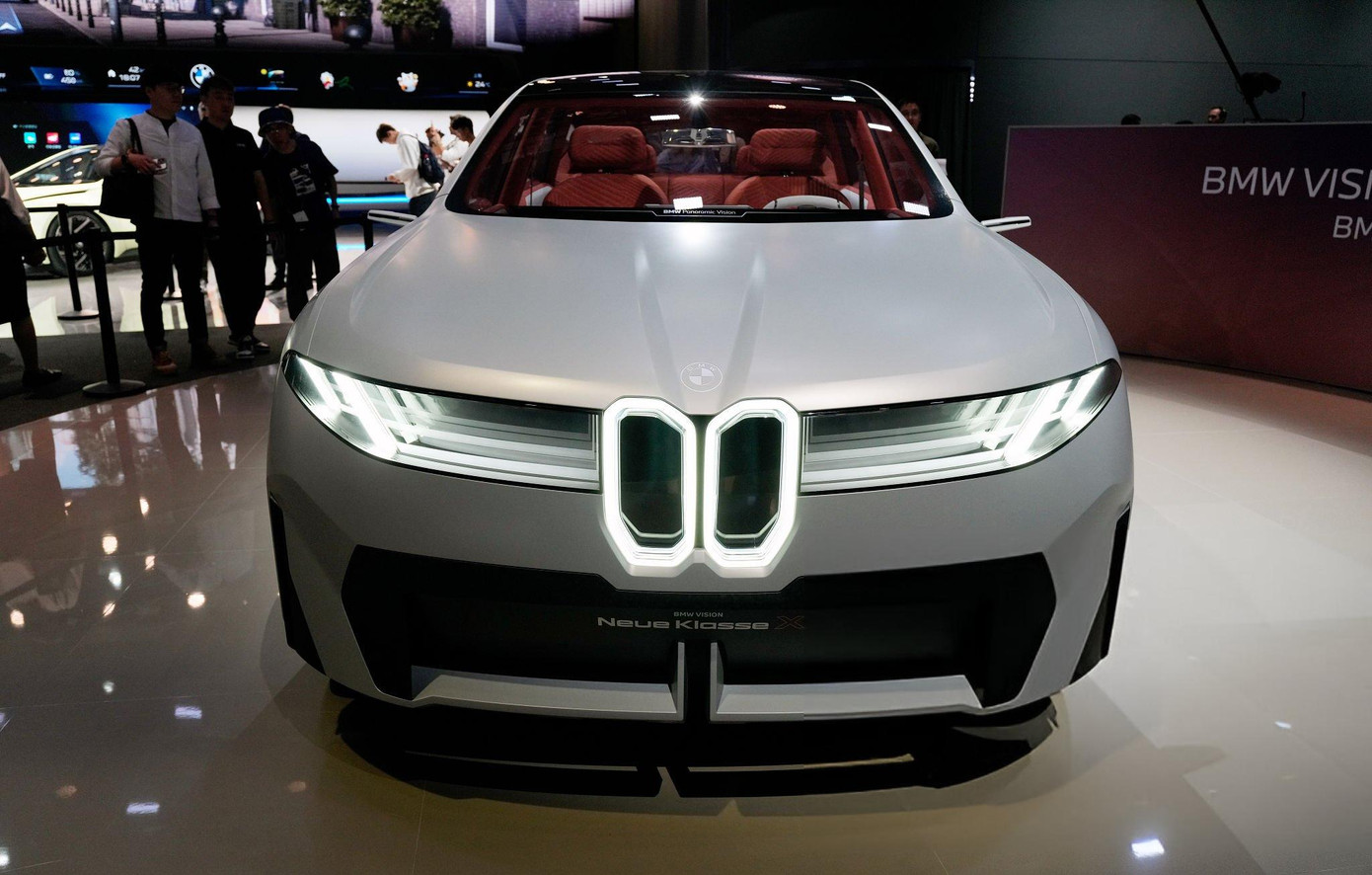 Tâm điểm tại khu vực trưng bày của BMW là concept Vision Neue Klasse X. Phiên bản thương mại của mẫu xe này dự kiến sử dụng tên gọi iX3, sẽ đi vào lắp ráp trong năm 2025 tại Hungary.