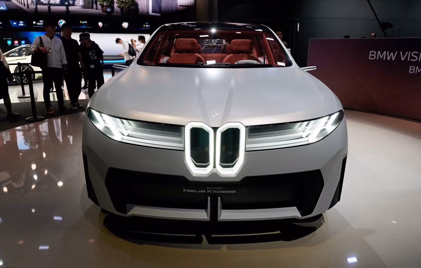Tâm điểm tại khu vực trưng bày của BMW là concept Vision Neue Klasse X. Phiên bản thương mại của mẫu xe này dự kiến sử dụng tên gọi iX3, sẽ đi vào lắp ráp trong năm 2025 tại Hungary.