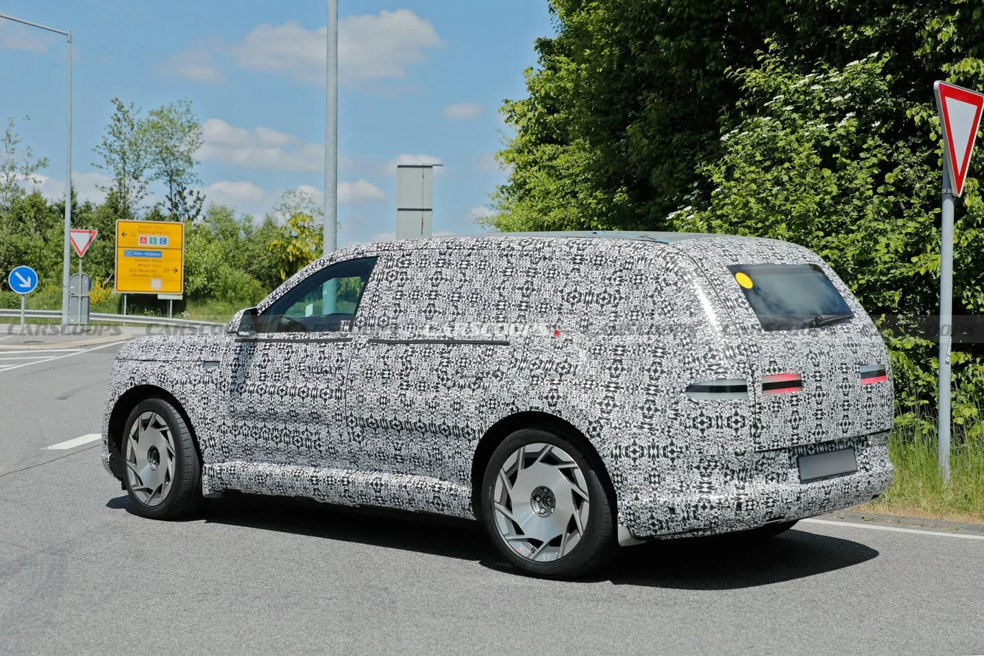 Nguyên mẫu Genesis GV90 chạy thử nghiệm với lớp ngụy trang.