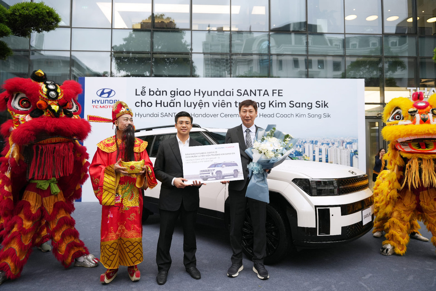 Tổng Giám đốc Hyundai Thành Công Việt Nam, Nguyễn Anh Tú chính thức bàn giao chiếc Santa Fe Calligraphy 2.5 Turbo cho ông Kim Sang Sik. Ảnh: HTV Tổng Giám đốc Hyundai Thành Công Việt Nam, Nguyễn Anh Tú chính thức bàn giao chiếc Santa Fe Calligraphy 2.5 Turbo cho ông Kim Sang Sik. Ảnh: HTV