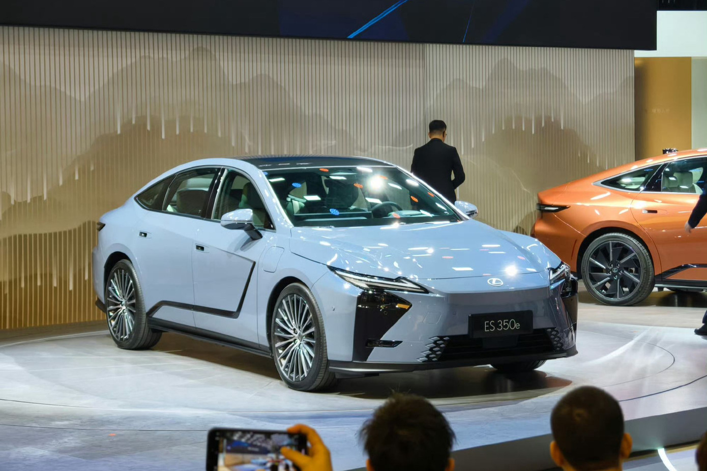 Sedan hạng sang Lexus ES thế hệ mới ra mắt tại Triển lãm ô tô Thượng Hải 2025.