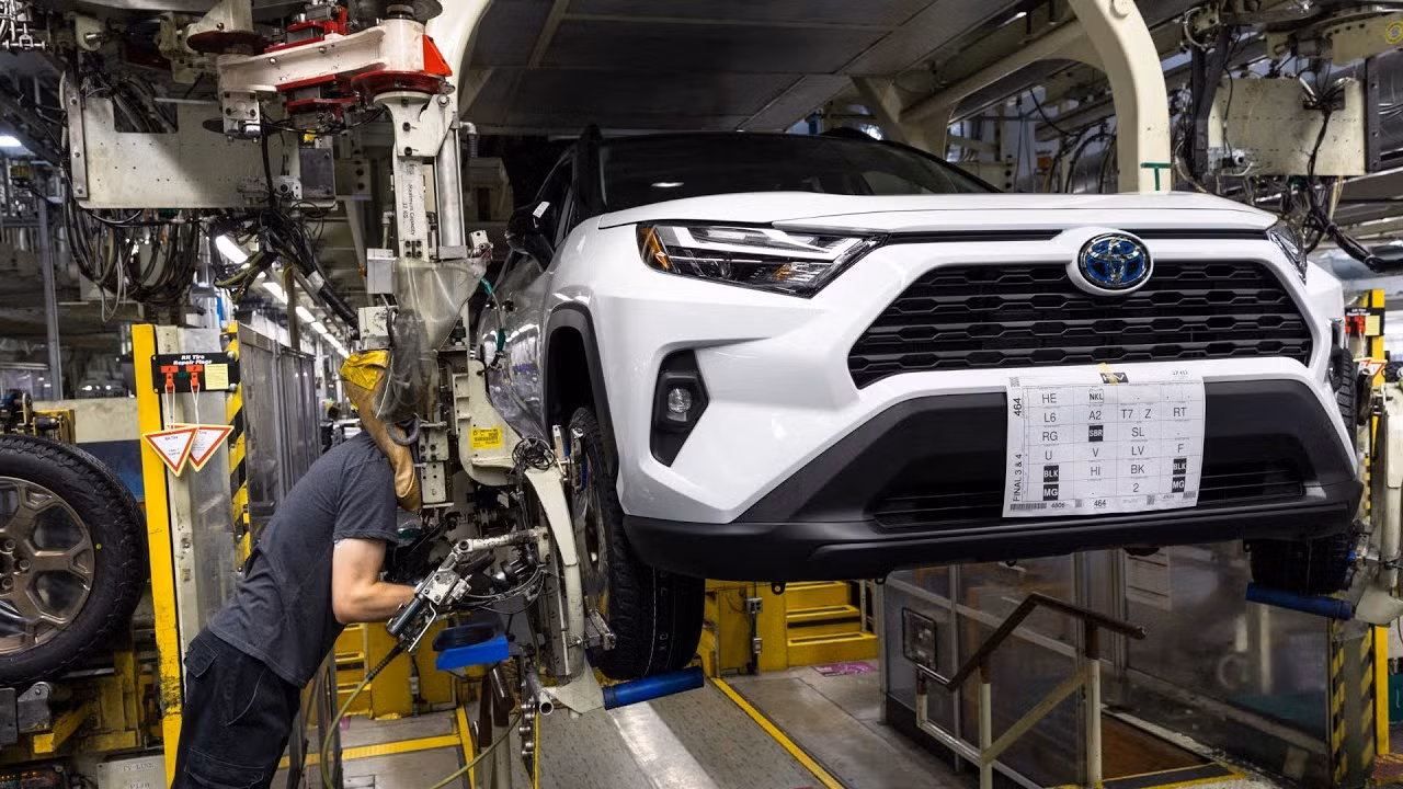 Dây chuyền sản xuất xe hybrid của Toyota tại Canada.