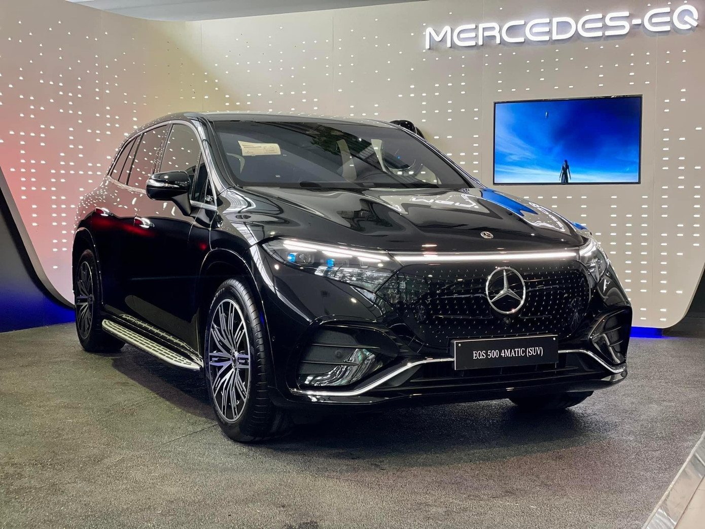Xe điện Mercedes EQS SUV có giá 5 tỷ đồng. Xe điện Mercedes EQS SUV có giá 5 tỷ đồng.