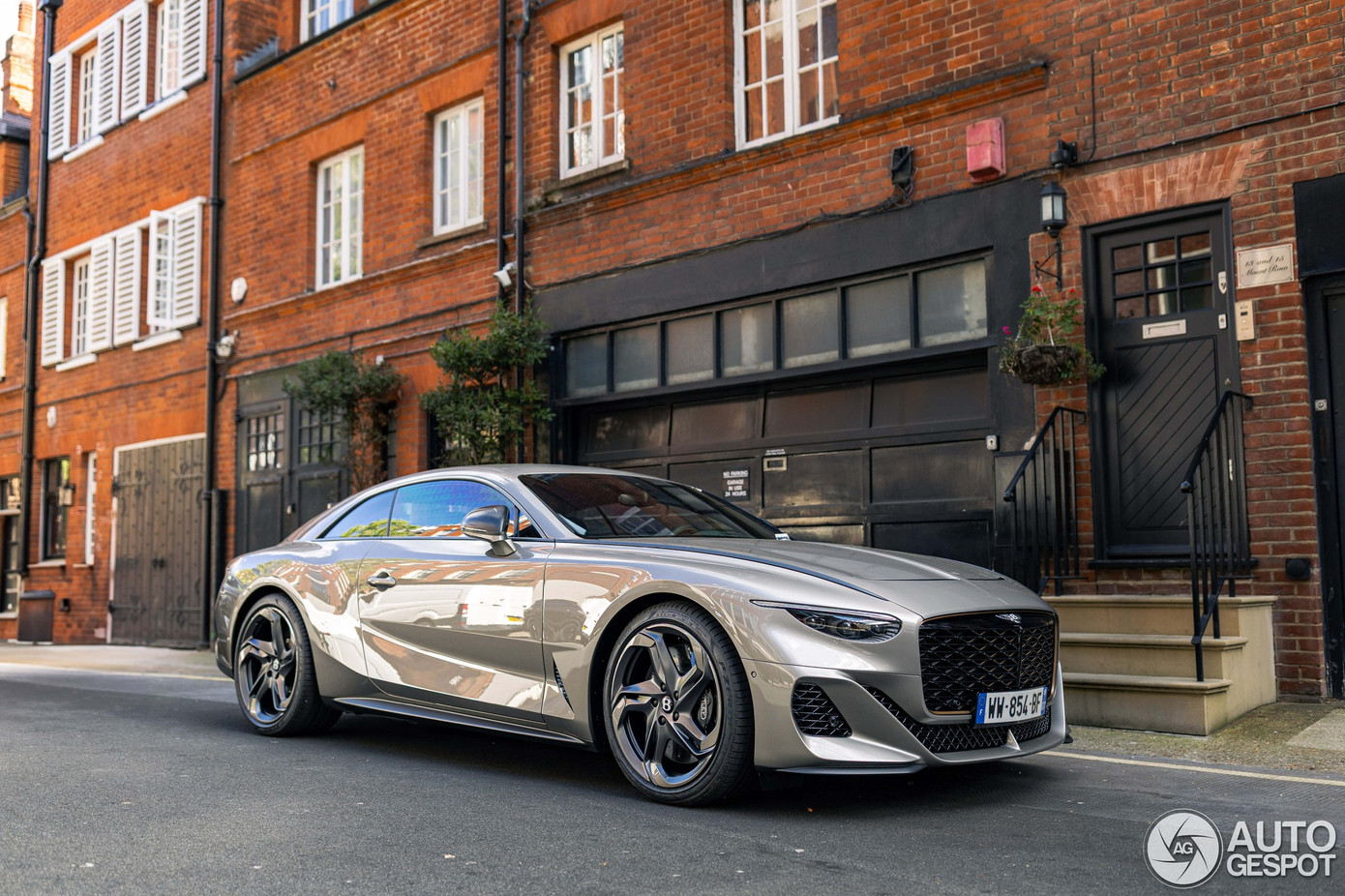 Mẫu coupe siêu sang Bentley Mulliner Batur xuất hiện trên đường phố London. Ảnh: AutoGespot