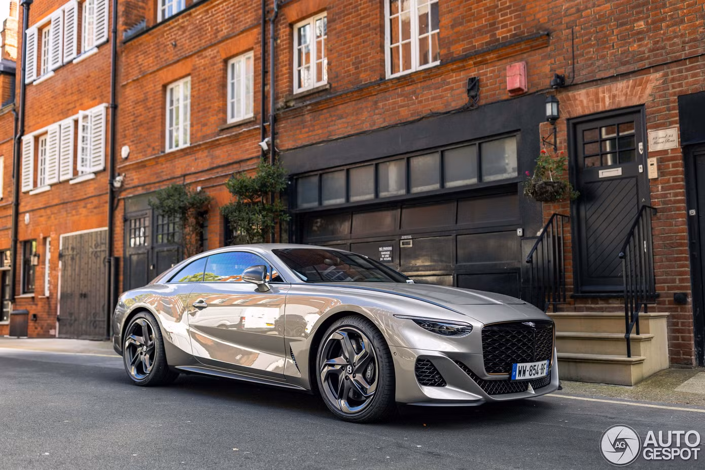 Mẫu coupe siêu sang Bentley Mulliner Batur xuất hiện trên đường phố London. Ảnh: AutoGespot