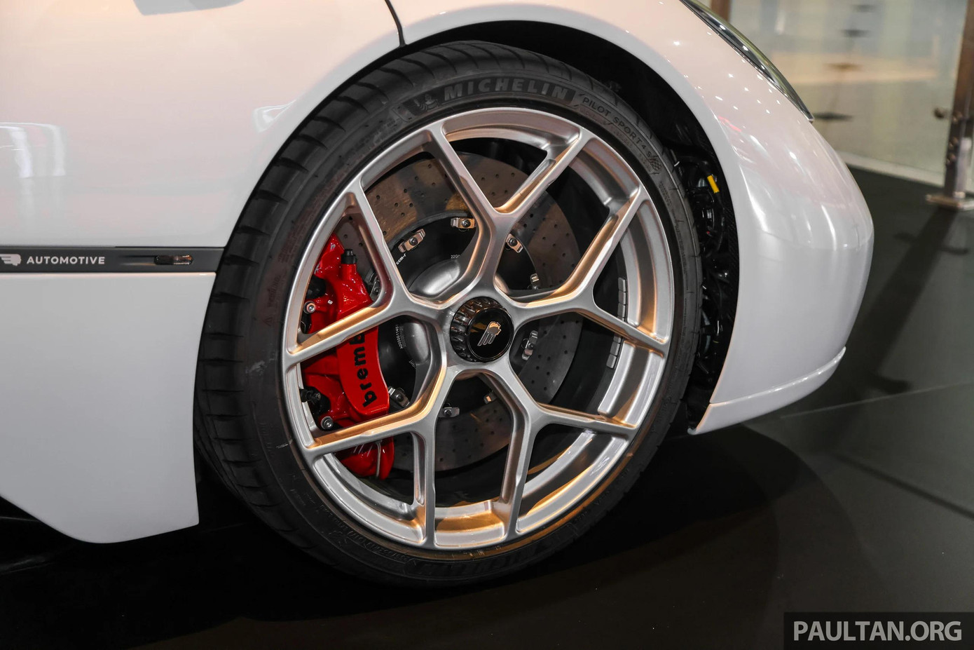 Gordon Murray T.50 sử dụng phanh hiệu suất cao Brembo và lốp Michelin Pilot Sport 4 S.