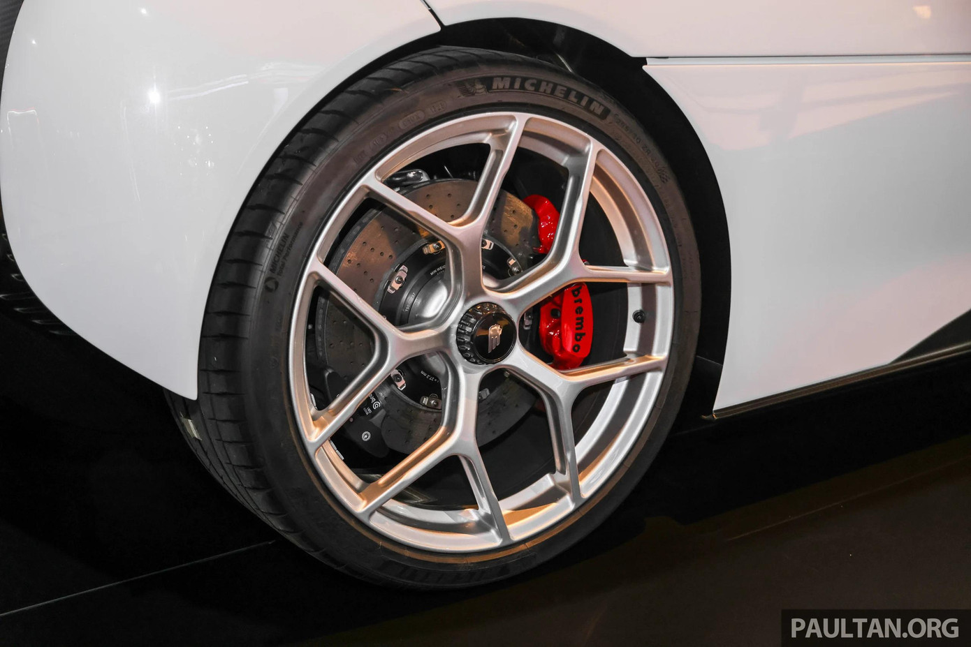 Gordon Murray T.50 sử dụng phanh hiệu suất cao Brembo và lốp Michelin Pilot Sport 4 S.