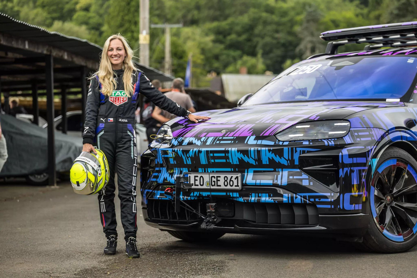 Nữ tay đua Gabriela Jílková lập kỷ lục leo dốc cùng nguyên mẫu Cayenne EV. Nữ tay đua Gabriela Jílková lập kỷ lục leo dốc cùng nguyên mẫu Cayenne EV.