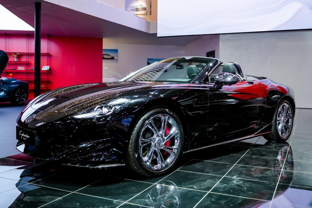 Bên cạnh đó, hãng xe thuộc tập đoàn SAIC còn giới thiệu mẫu xe thể thao mui trần thuần điện Cyberster thế hệ mới.