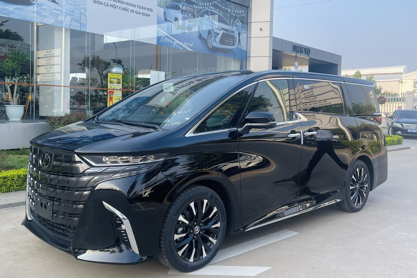 Với mức giá trên 4 tỷ đồng, Toyota Alphard được xếp vào nhóm MPV hạng sang tại Việt Nam. Với mức giá trên 4 tỷ đồng, Toyota Alphard được xếp vào nhóm MPV hạng sang tại Việt Nam.