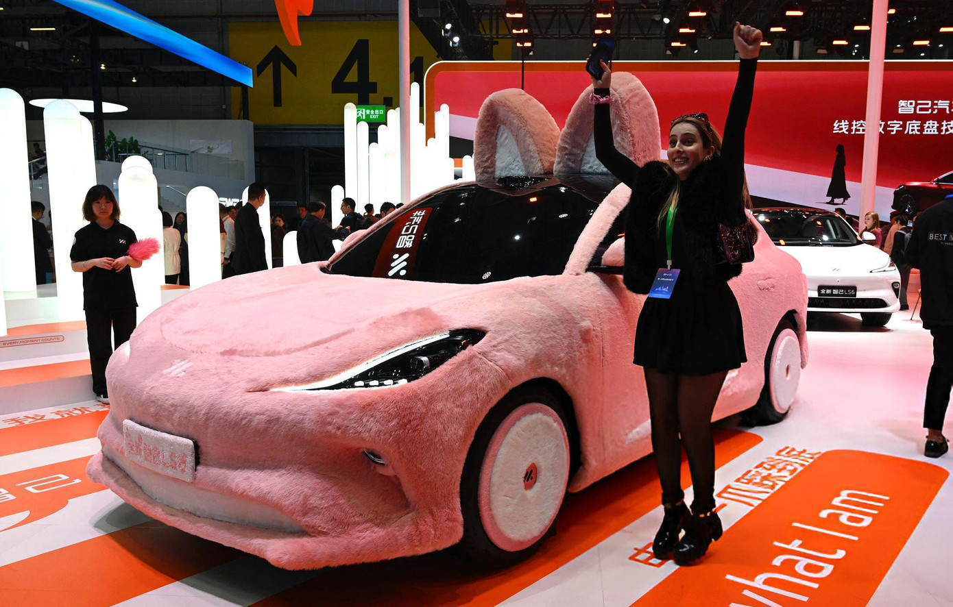 Mẫu concept xe điện LS của thương hiệu IM với ngoại thất bọc lông hồng thu hút sự quan tâm của các khách tham quan nữ.