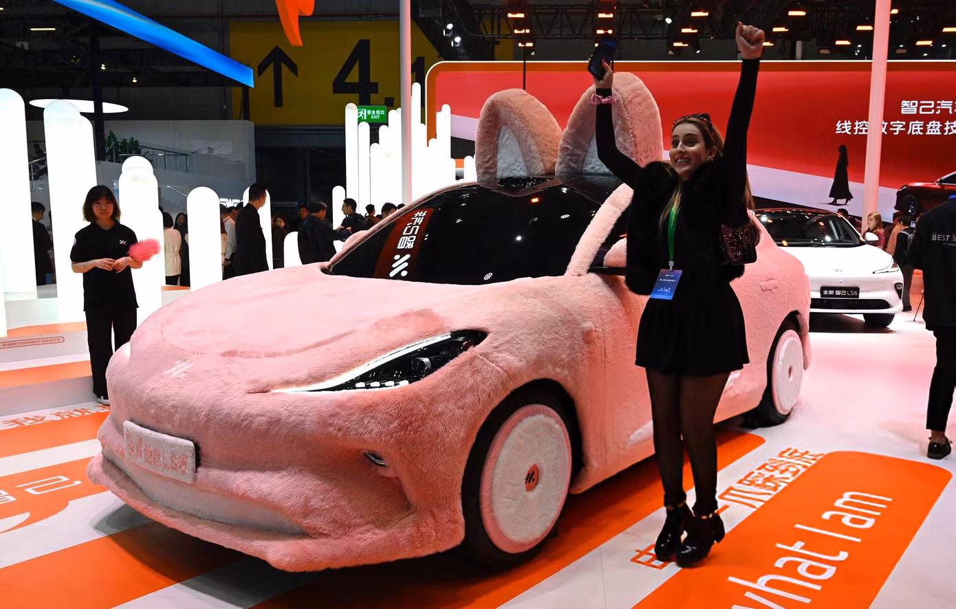 Mẫu concept xe điện LS của thương hiệu IM với ngoại thất bọc lông hồng thu hút sự quan tâm của các khách tham quan nữ.