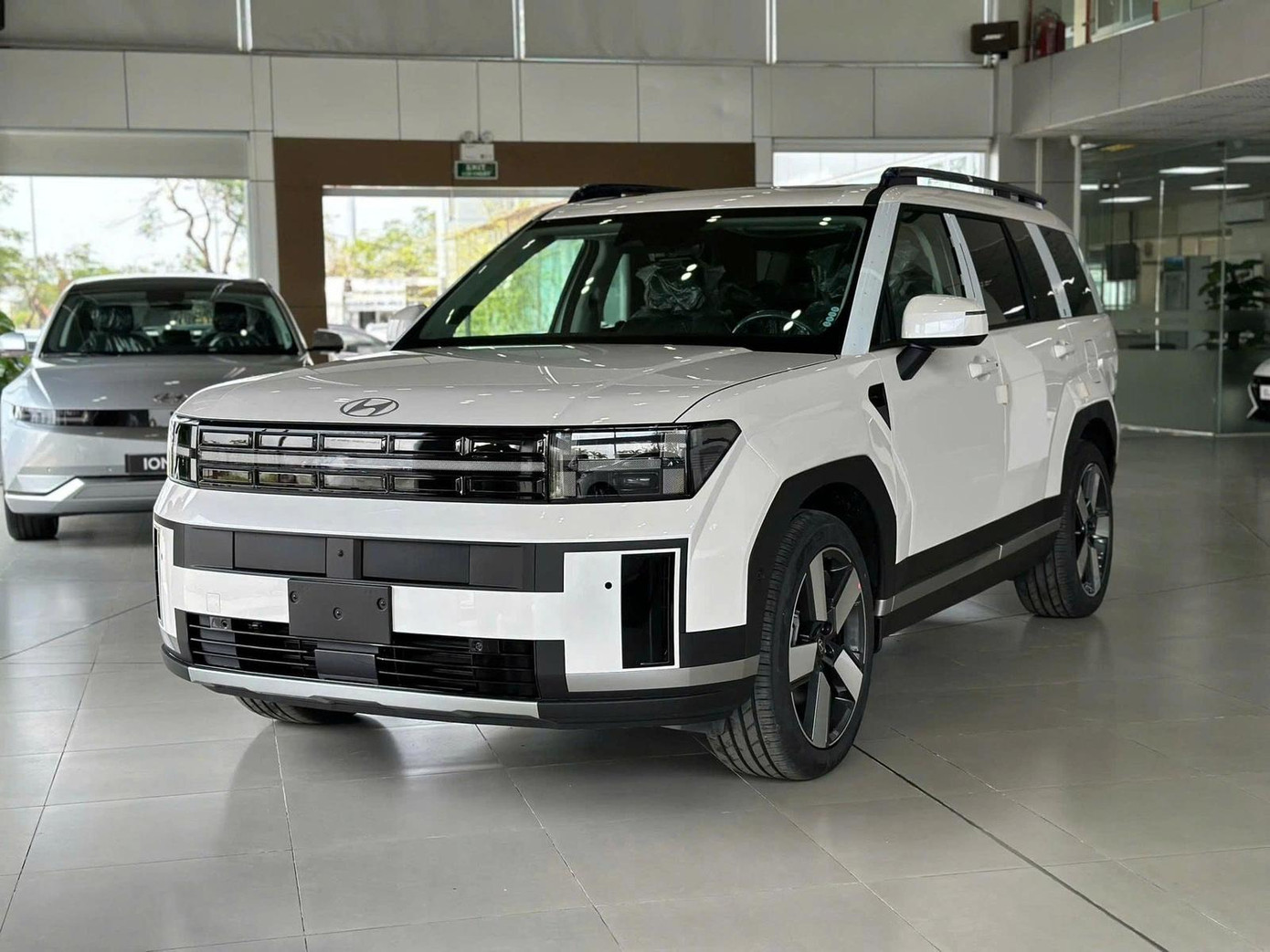 Hyundai Santa Fe đang có giá khởi điểm ngang bằng một số mẫu SUV hạng C. Hyundai Santa Fe đang có giá khởi điểm ngang bằng một số mẫu SUV hạng C.