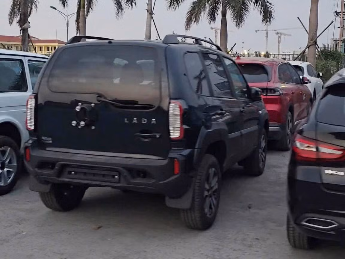 Lada Niva Travel có thiết kế 5 cửa cùng kích thước lớn hơn Niva.