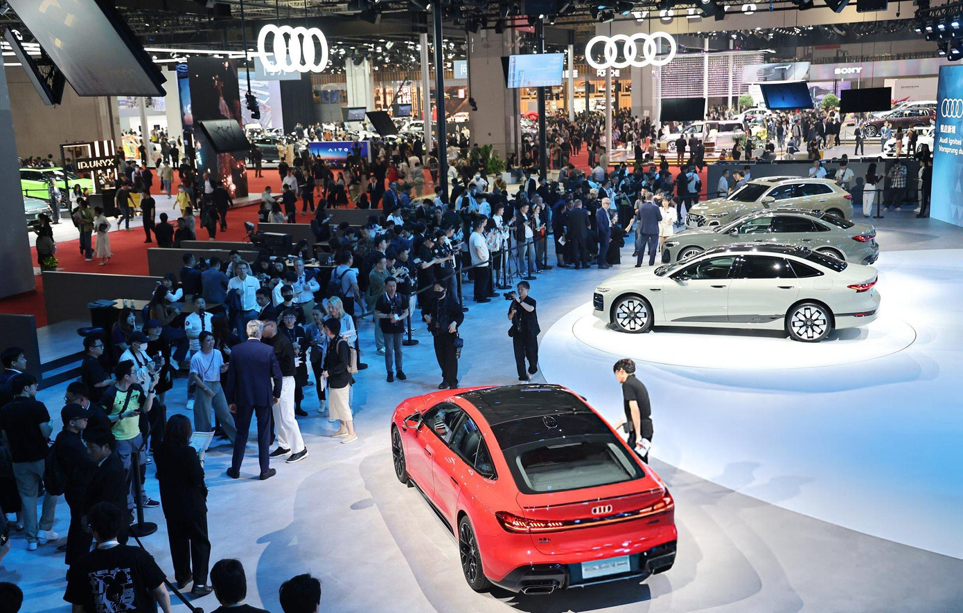 Triển lãm ô tô Thượng Hải 2025 diễn ra từ ngày 23/4 tới hết 2/5, quy tụ gần 1.000 doanh nghiệp trong lĩnh vực sản xuất ô tô. Đây không chỉ là nơi các hãng giới thiệu sản phẩm mới tới công chúng toàn cầu mà còn là dịp để phô diễn công nghệ, đặc biệt là mảng xe điện.