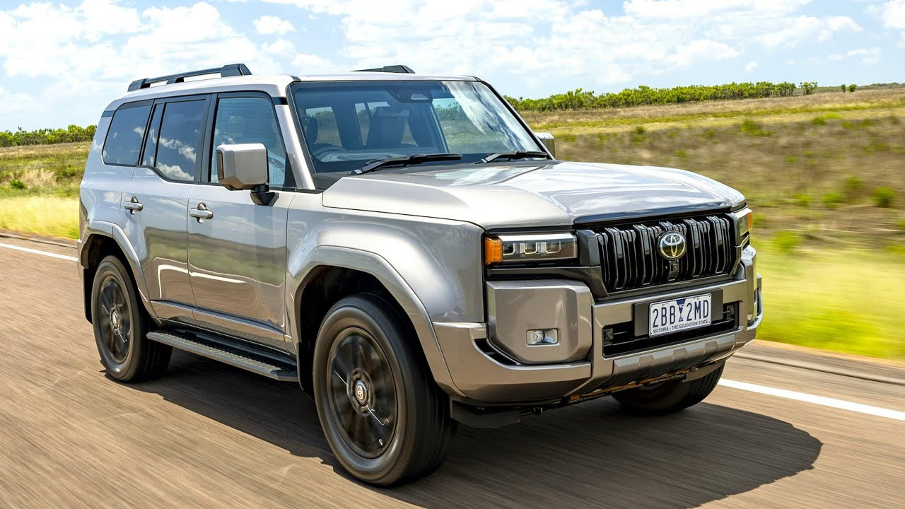 Toyota Land Cruiser Prado bản cao cấp Kakadu tại Australia có mặt trước giống với mẫu xe đang bán tại Việt Nam.