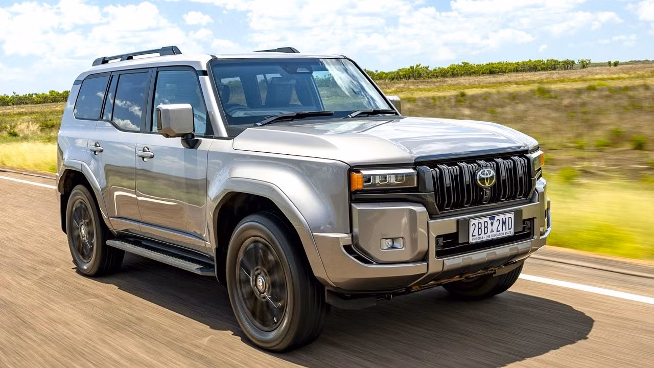 Toyota Land Cruiser Prado bản cao cấp Kakadu tại Australia có mặt trước giống với mẫu xe đang bán tại Việt Nam. Toyota Land Cruiser Prado bản cao cấp Kakadu tại Australia có mặt trước giống với mẫu xe đang bán tại Việt Nam.