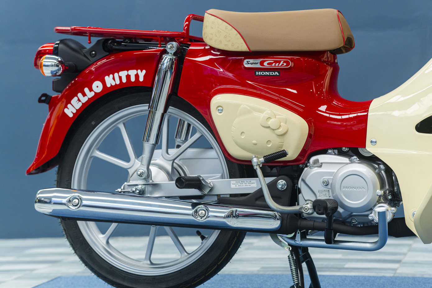 Hiện tại, đơn vị nhập khẩu chưa công bố giá bán chính thức của Honda Super Cub Hello Kitty tại Việt Nam. Ở thị trường nội địa Nhật, xe có giá từ 330.000 yen cho bản 50 cc (tương đương 57 triệu đồng) và 385.000 yen (khoảng 67 triệu đồng).