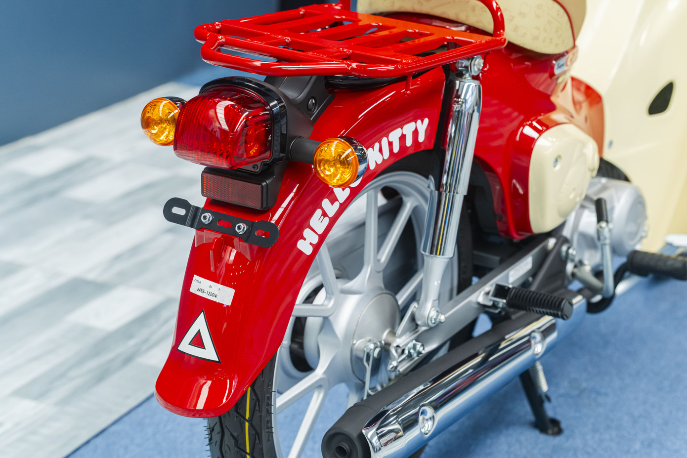 Ngoài ra, thiết kế và trang bị của xe không khác biệt so với bản Super Cub tiêu chuẩn. Hệ thống chiếu sáng gồm đèn pha LED, đèn ban ngày và đèn hậu halogen đều được tạo hình tròn cổ điển. Phía sau xe có baga sơn đỏ.