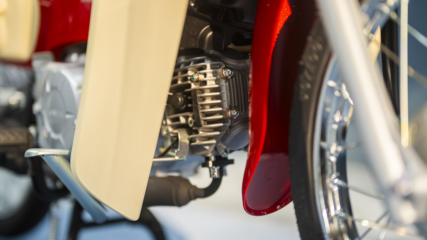 Bản Super Cub 110 Hello Kitty dùng động cơ xi-lanh đơn 109 cc, có công suất 9,1 mã lực và mô-men xoắn 8,5 Nm. Cả hai bản động cơ đều đi kèm hộp số 4 cấp.