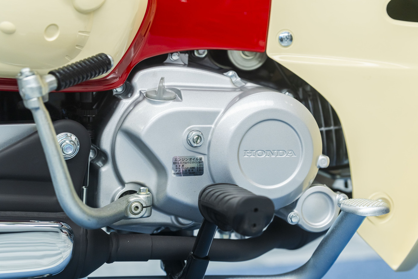 Honda Super Cub 50 Hello Kitty sử dụng động cơ xi-lanh đơn, làm mát bằng không khí, phun xăng điện tử FI, dung tích 49cc cho công suất 3,6 mã lực và mô-men xoắn cực đại 3,8 Nm.