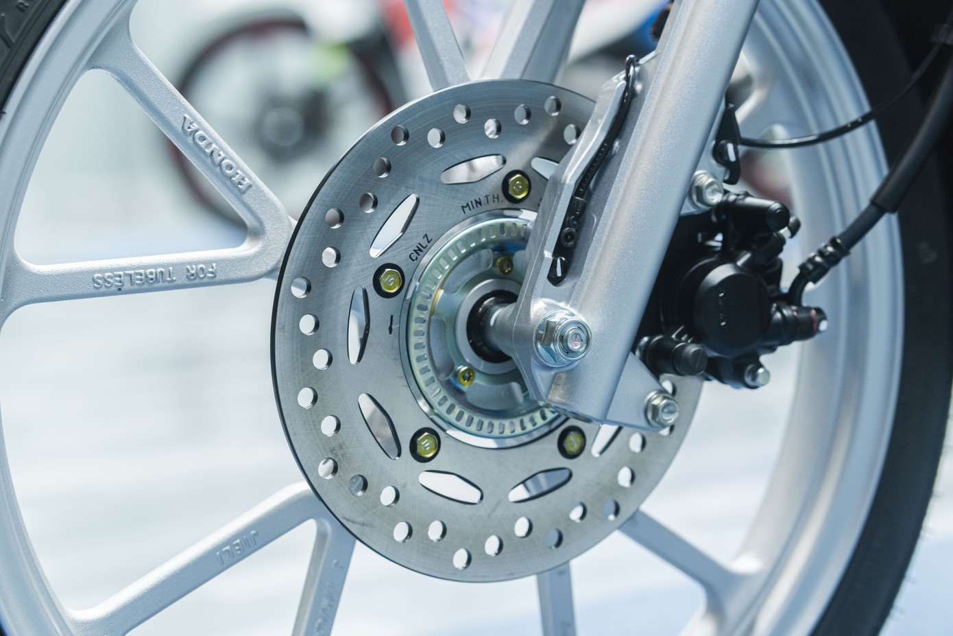 Trong khi đó, bản 110 cc được trang bị mâm đúc đa chấu. Bánh trước có phanh đĩa ABS trong khi bánh sau vẫn dùng phanh tang trống.