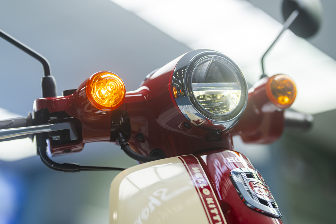 Ngoài ra, thiết kế và trang bị của xe không khác biệt so với bản Super Cub tiêu chuẩn. Hệ thống chiếu sáng gồm đèn pha LED, đèn ban ngày và đèn hậu halogen đều được tạo hình tròn cổ điển. Phía sau xe có baga sơn đỏ.