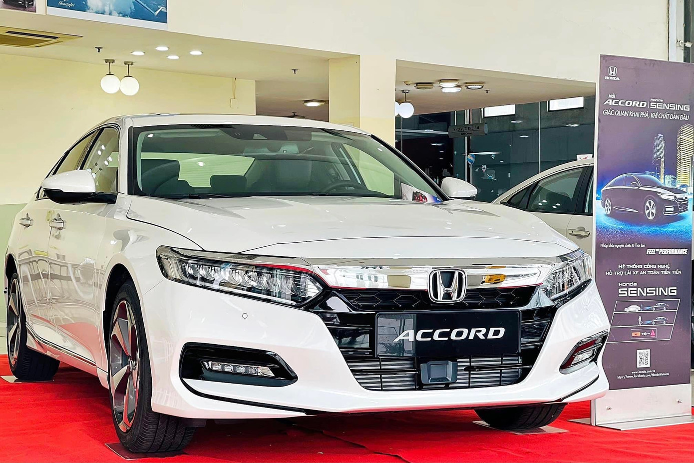 Mẫu Honda Accord đang bán tại Việt Nam thuộc phiên bản thế hệ cũ ra mắt từ cuối năm 2021. Mẫu Honda Accord đang bán tại Việt Nam thuộc phiên bản thế hệ cũ ra mắt từ cuối năm 2021.