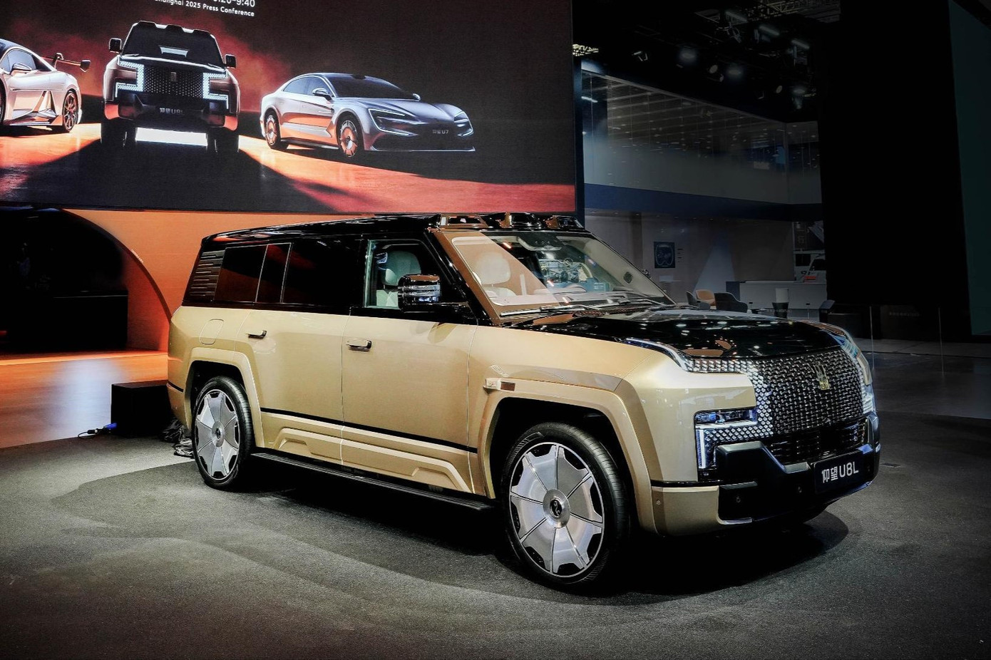 Tâm điểm của gian hàng BYD tại Triển lãm ô tô Thượng Hải 2025 là mẫu SUV điện hạng sang Yangwang U8L. Được xây dựng dựa trên nền tảng của U8 Luxury Edition, U8L có chiều dài cơ sở kéo dài, cấu hình 6 chỗ mới và bổ sung nhiều trang bị tiện ích sang trọng.