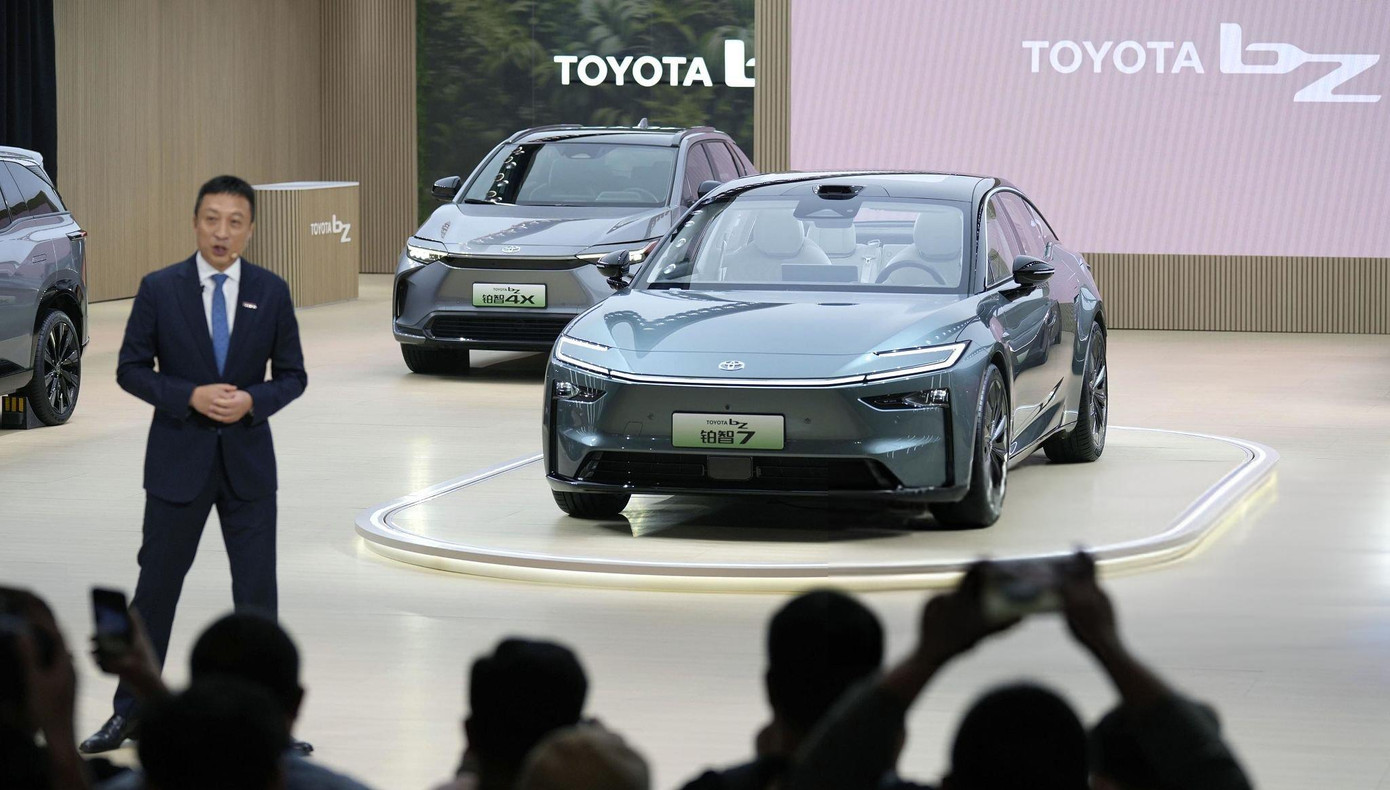 Một trong những thương hiệu được quan tâm nhất tại Triển lãm ô tô Thượng Hải 2025 là Toyota. Tại đây, hãng xe Nhật Bản giới thiệu phiên bản thương mại của dòng sedan điện bZ7 - sản phẩm liên doanh với GAC.