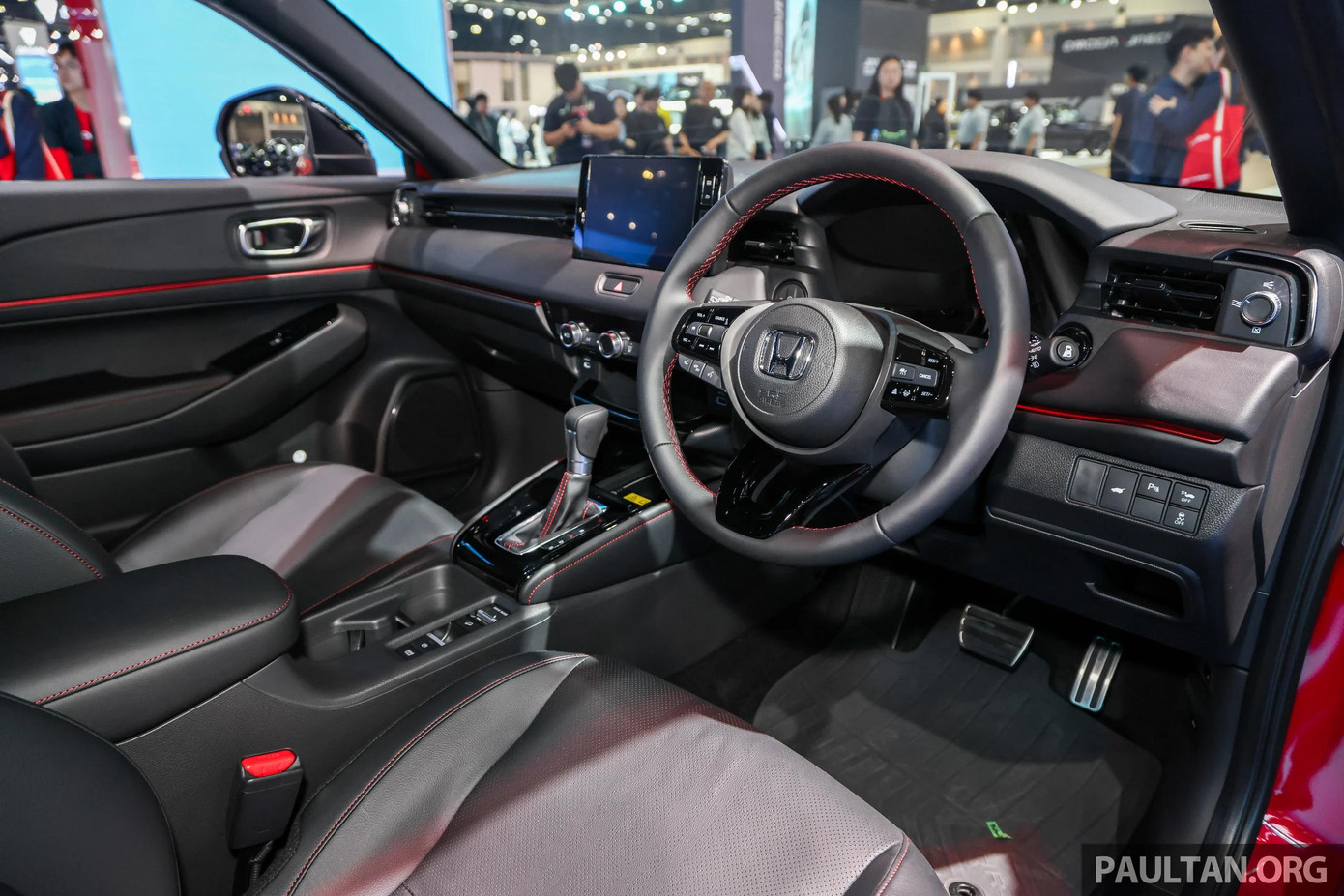 Các bản cao cấp sẽ có thêm cổng sạc USB-C cho cả hàng ghế trước và sau, ghế lái chỉnh điện 8 hướng và sạc điện thoại không dây chuẩn Qi. Các bản cao cấp sẽ có thêm cổng sạc USB-C cho cả hàng ghế trước và sau, ghế lái chỉnh điện 8 hướng và sạc điện thoại không dây chuẩn Qi.