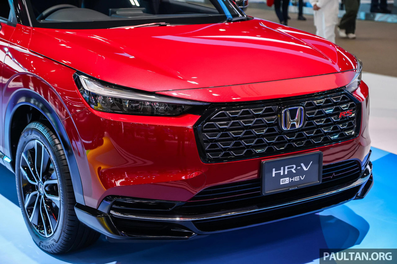 Bộ mâm hợp kim vẫn được giữ nguyên kích thước 17 hoặc 18 inch. Trong đó, loại 18 inch trên bản RS giờ có thiết kế phay hai tông màu thay vì màu xám toàn bộ như trước. Ngoài ra, nhà sản xuất còn bổ sung phối màu Sand Khaki Pearl mới chỉ có trên các bản cao (EL và RS). Bộ mâm hợp kim vẫn được giữ nguyên kích thước 17 hoặc 18 inch. Trong đó, loại 18 inch trên bản RS giờ có thiết kế phay hai tông màu thay vì màu xám toàn bộ như trước. Ngoài ra, nhà sản xuất còn bổ sung phối màu Sand Khaki Pearl mới chỉ có trên các bản cao (EL và RS).