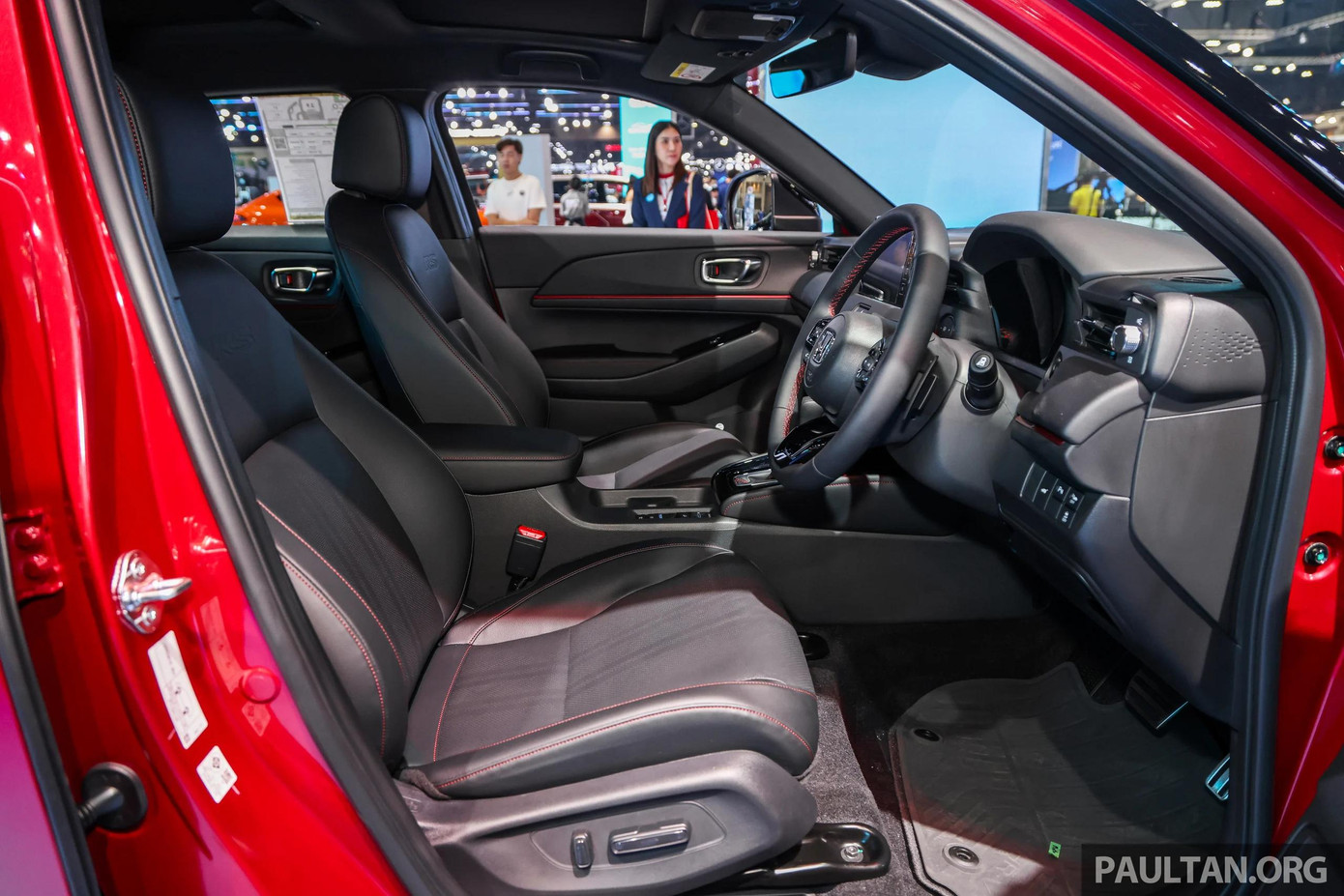 Tại thị trường Thái Lan, Honda HR-V 2025 được trang bị tiêu chuẩn hệ truyền động hybrid e:HEV với một mô-tơ điện công suất 131 mã lực và mô-men xoắn 253 Nm, kết hợp động cơ xăng 1.5L i-VTEC hút khí tự nhiên công suất 106 mã lực và mô-men xoắn 127 Nm. Sức mạnh được truyền tới cầu trước thông qua hộp số e-CVT. Tại thị trường Thái Lan, Honda HR-V 2025 được trang bị tiêu chuẩn hệ truyền động hybrid e:HEV với một mô-tơ điện công suất 131 mã lực và mô-men xoắn 253 Nm, kết hợp động cơ xăng 1.5L i-VTEC hút khí tự nhiên công suất 106 mã lực và mô-men xoắn 127 Nm. Sức mạnh được truyền tới cầu trước thông qua hộp số e-CVT.