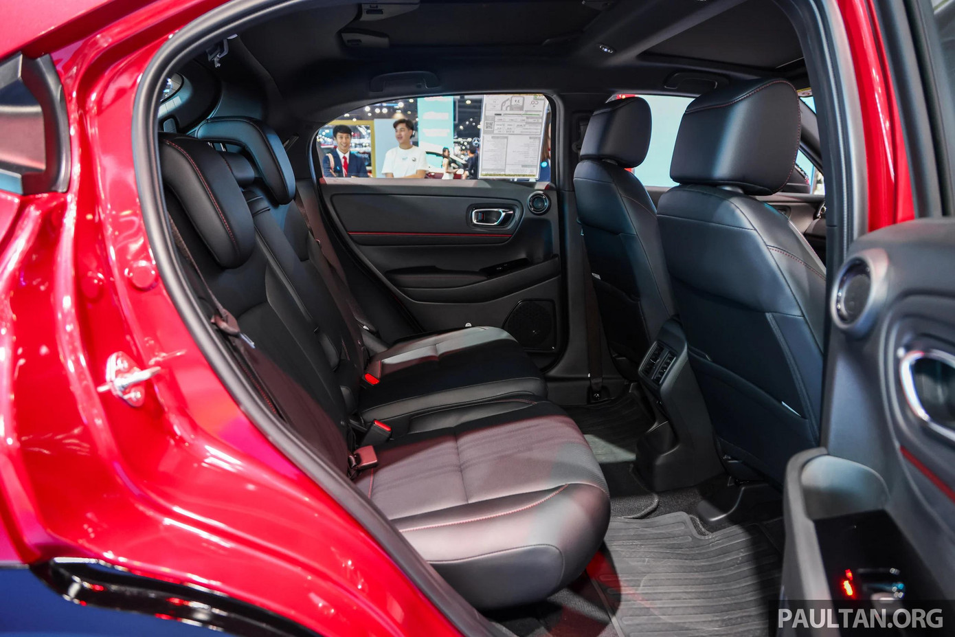 Tại thị trường Thái Lan, Honda HR-V 2025 được trang bị tiêu chuẩn hệ truyền động hybrid e:HEV với một mô-tơ điện công suất 131 mã lực và mô-men xoắn 253 Nm, kết hợp động cơ xăng 1.5L i-VTEC hút khí tự nhiên công suất 106 mã lực và mô-men xoắn 127 Nm. Sức mạnh được truyền tới cầu trước thông qua hộp số e-CVT. Tại thị trường Thái Lan, Honda HR-V 2025 được trang bị tiêu chuẩn hệ truyền động hybrid e:HEV với một mô-tơ điện công suất 131 mã lực và mô-men xoắn 253 Nm, kết hợp động cơ xăng 1.5L i-VTEC hút khí tự nhiên công suất 106 mã lực và mô-men xoắn 127 Nm. Sức mạnh được truyền tới cầu trước thông qua hộp số e-CVT.